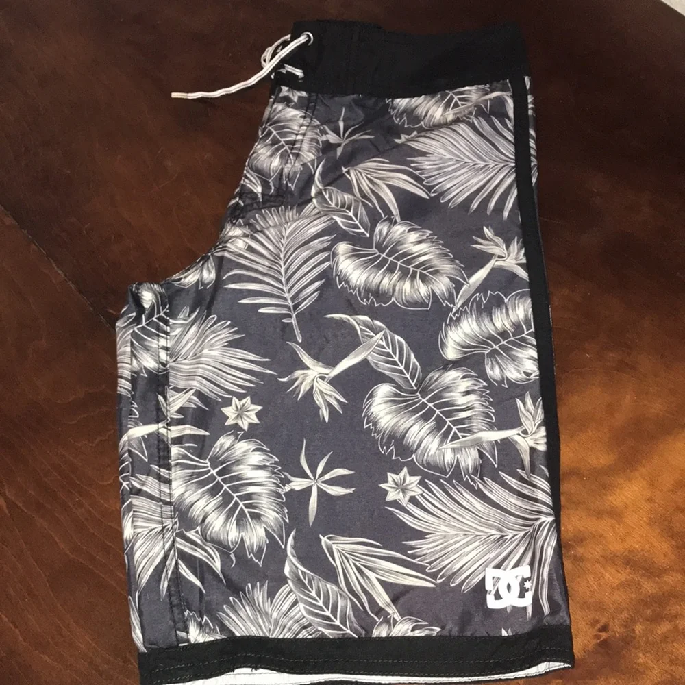 DC Boy’s XL Plant Leaves Tropical Swim Trunks Black and Gray Board Shorts